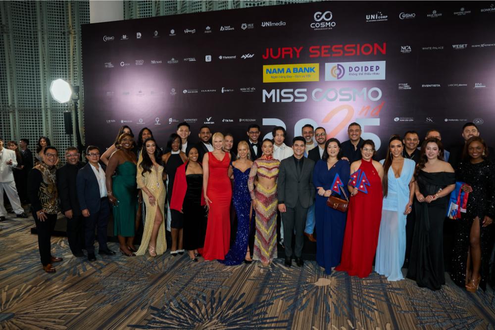 CEO Bảo Hoàng và cá giám đốc quốc gia cùng chụp hình tại Jurry Session - Miss Cosmo 2025 tại Việt Nam